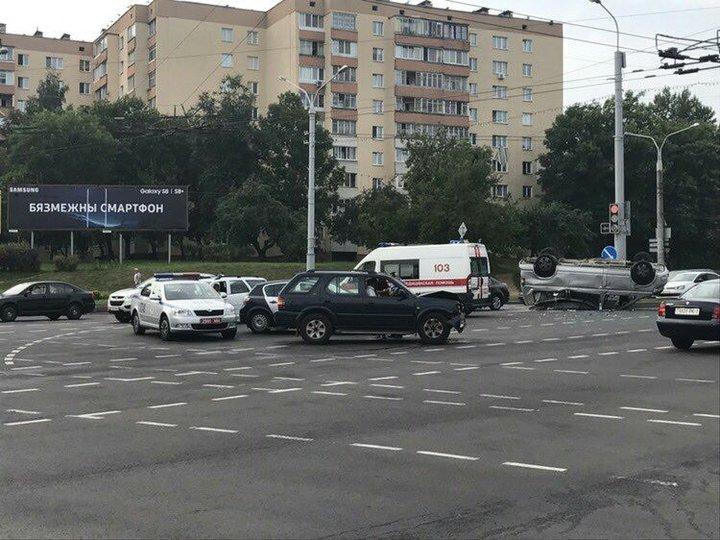 В Минске микроавтобус после столкновения с Opel оказался на крыше
