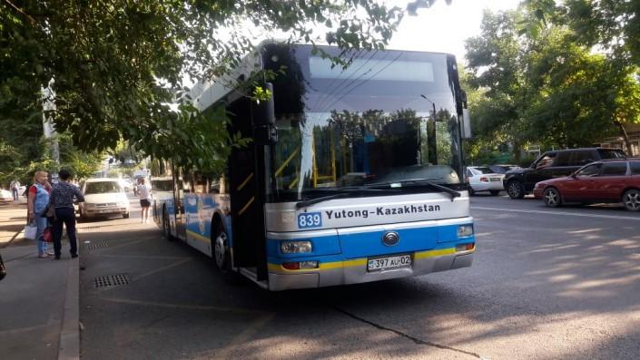 Автомобиль "подрезал" автобус в Алматы: пострадали четыре пассажира