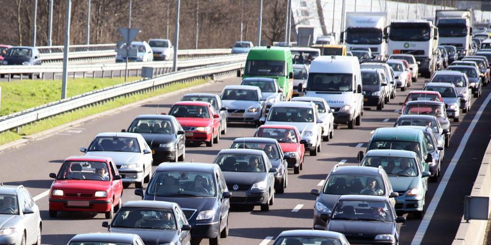 Власти Подмосковья призвали водителей быть внимательнее на дорогах
