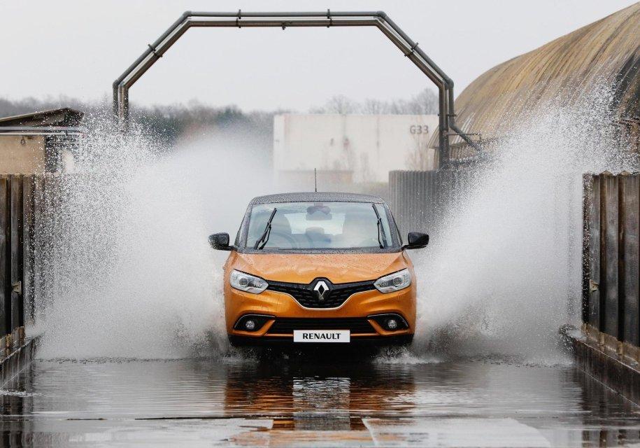 Французский экстремал задумал превратить компактвэн Renault в раллийное такси