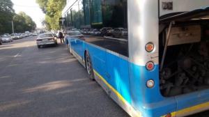 Автомобиль "подрезал" автобус в Алматы: пострадали четыре пассажира