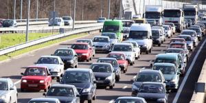 Власти Подмосковья призвали водителей быть внимательнее на дорогах
