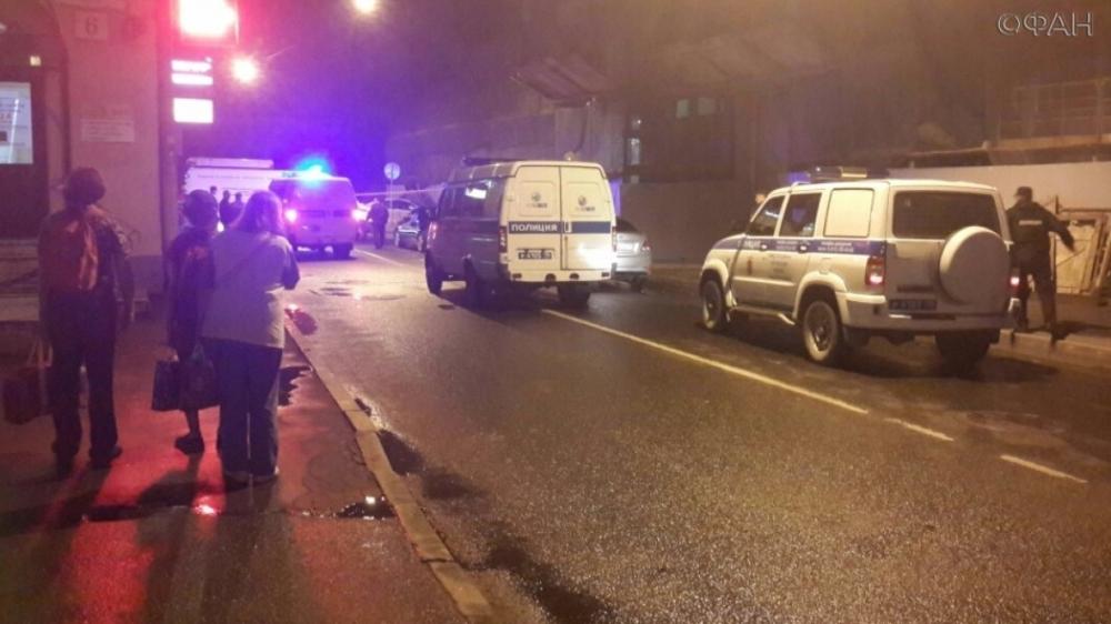 В Петербурге автомобиль протаранил дом и въехал в толпу пешеходов, есть жертвы