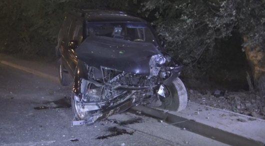 Lexus врезался в дерево и едва не взорвался в Алматы