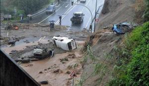 В Крыму из-за схода камней и грязи около 70 автомобилей получили повреждения