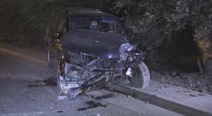 Lexus врезался в дерево и едва не взорвался в Алматы