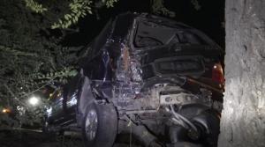 Lexus врезался в дерево и едва не взорвался в Алматы