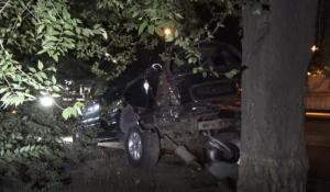 Lexus врезался в дерево и едва не взорвался в Алматы