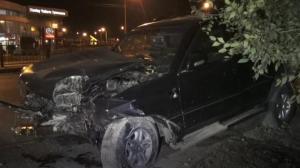 Lexus врезался в дерево и едва не взорвался в Алматы