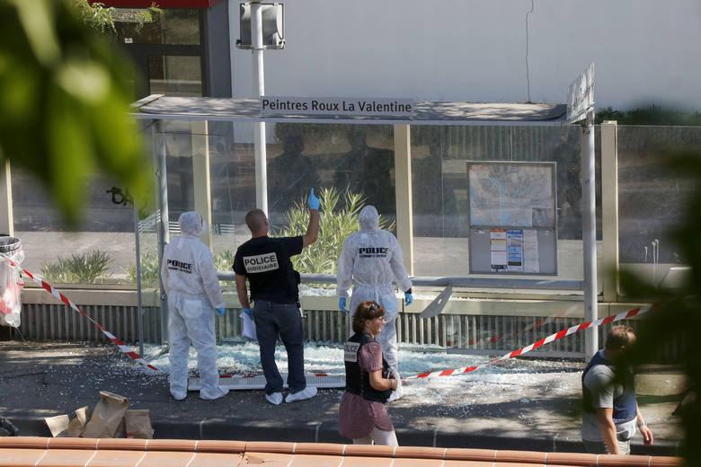 В Марселе автомобиль въехал в две автобусные остановки