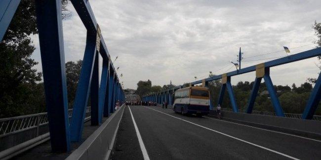 Порошенко открыл мост в Изюме, который не ремонтировали 17 лет