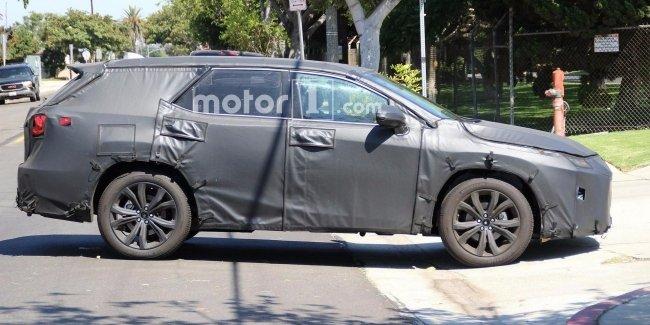 Японцы вывели на тесты семиместный Lexus RX