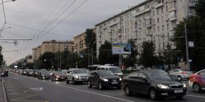 Московских водителей попросили пересесть на метро из-за грозы