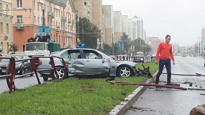 В Минске водитель BMW не справился с управлением и снес разделительное ограждение