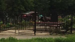В Петербурге иномарка без номеров влетела на кладбище и повредила надгробия