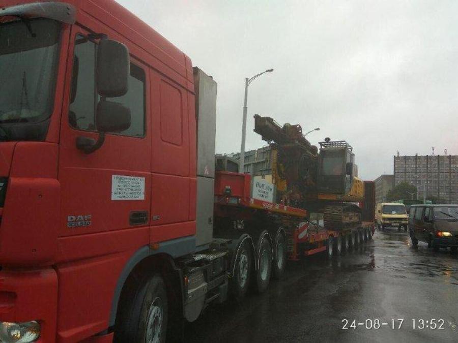 В Минске DAF, перевозивший буровую установку, повредил путепровод