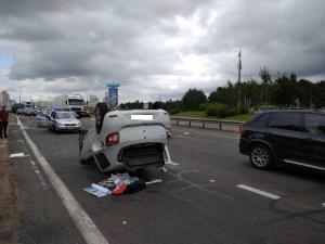 Под Минском фура протаранила и опрокинула Renault: движение по М6 в сторону Гродно затруднено