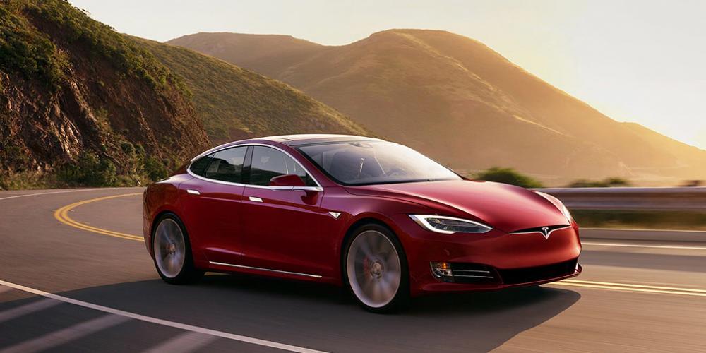 Илон Маск показал электрокар Tesla в тоннеле новой транспортной системы

