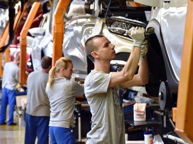 Кабмин выделил почти 440 млн рублей на поддержку сотрудников «АвтоВАЗа»