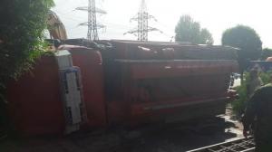 Ехавшая на вызов пожарная машина перевернулась в Алматы