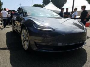 Украинцы уже заказали больше сотни новейших Tesla Model 3