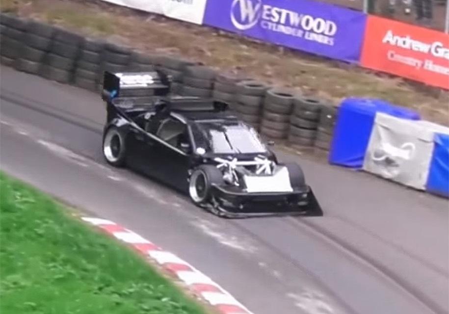 920-сильный Ford начинает разваливаться во время гонки