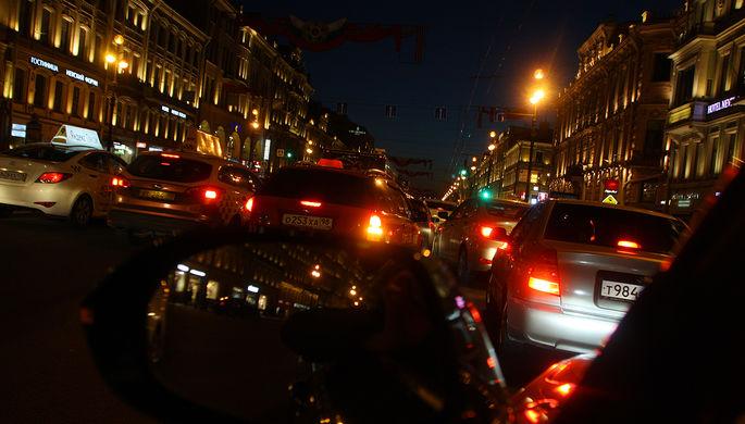 На Невском проспекте в Петербурге автомобиль сбил пешеходов на тротуаре