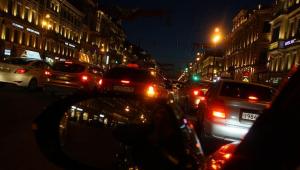 На Невском проспекте в Петербурге автомобиль сбил пешеходов на тротуаре