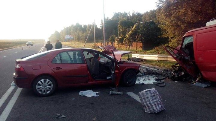 В лобовом столкновении Renault и Mercedes под Молодечно погибли два человека
