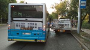 Автобус столкнулся с эвакуатором в Алматы
