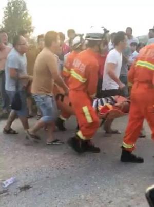 В Китае при падении автобуса со школьниками с моста погибли пять человек