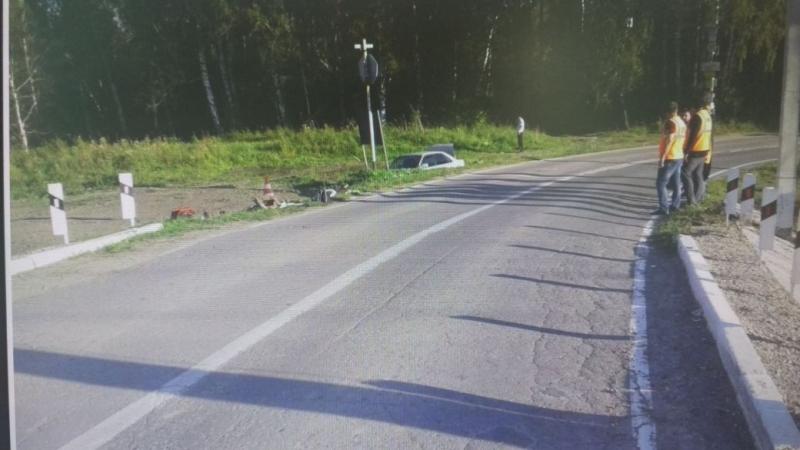 Под Новосибирском при наезде автомобиля на семафор погибли два человека