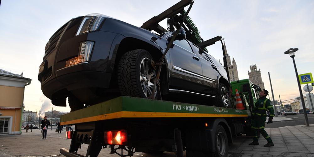 Власти Москвы назвали улицы с наиболее частой эвакуацией автомобилей