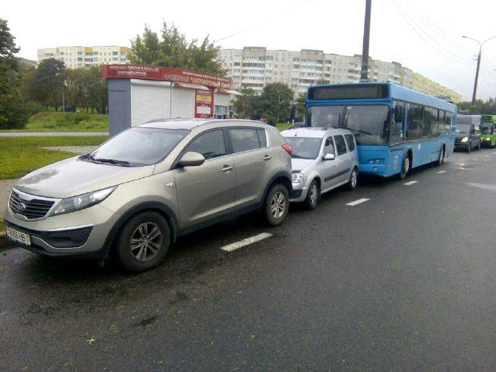 В Минске автобус без водителя протаранил два автомобиля
