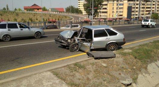 В Алматы "Лада" врезалась в столб на ВОАД: водителя увезли в больницу