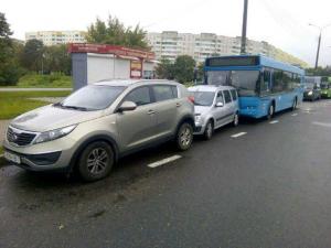 В Минске автобус без водителя протаранил два автомобиля
