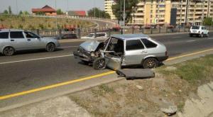В Алматы "Лада" врезалась в столб на ВОАД: водителя увезли в больницу
