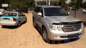 Джип с тонированными стеклами и без номеров совершил серию ДТП в Алматы