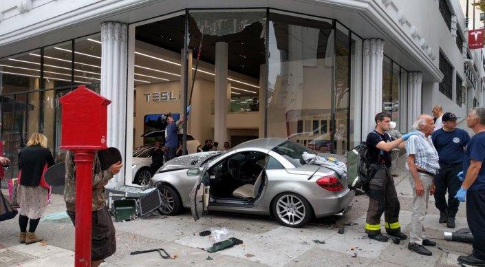 Mercedes въехал в автосалон Tesla в Сан-Франциско