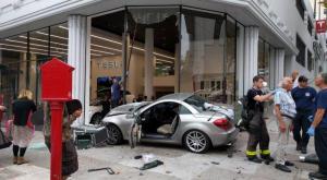 Mercedes въехал в автосалон Tesla в Сан-Франциско