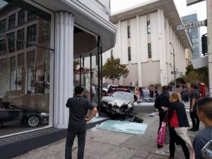 Mercedes въехал в автосалон Tesla в Сан-Франциско