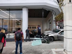 Mercedes въехал в автосалон Tesla в Сан-Франциско