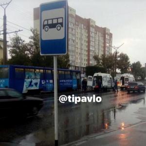 Две сестры-школьницы попали под трамвай в Павлодаре: Одна погибла