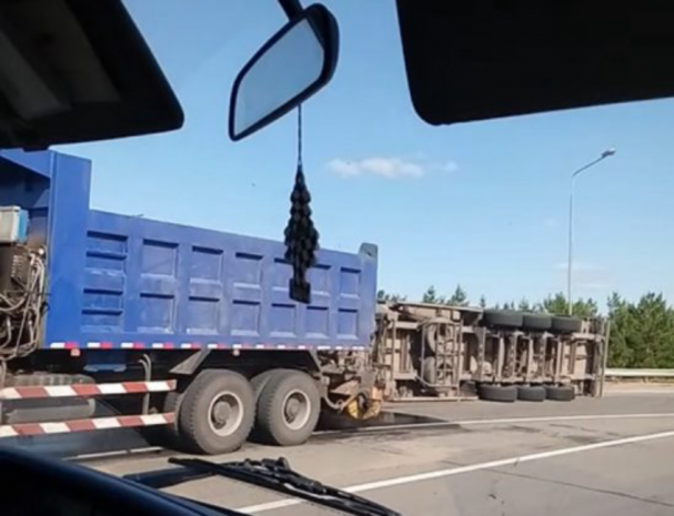 На выезде из Костаная перевернулась фура 