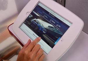 Peugeot открыла самый маленький дилерский центр в мире. Внутри телефонной будки