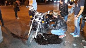 Пара на мотоцикле пострадала в ДТП в Алматы