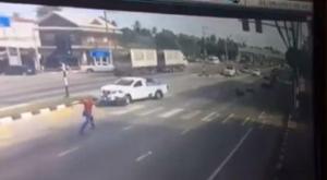 Тайский "Человек-паук" спас мотоциклиста из-под колес авто