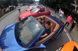 Китайцев обучают ремонту машин с помощью дорогих суперкаров