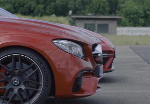 Видео: гонка суперседанов Mercedes-AMG и Porsche