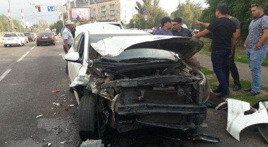 Mercedes спровоцировал массовое ДТП в Алматы: 5 авто пострадало